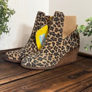 NWT TOMS Leopard Print Sadie Wedge Zipper Booties